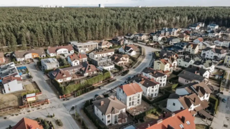 Vue aérienne d'une commune française, maisons et jardins