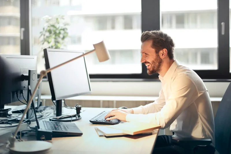 Conseiller immobilier à son bureau, devant son écran
